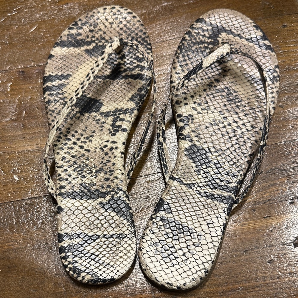 Like New TKEES Lily Vegan Animal Flip Flops